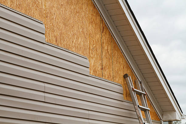 Professional Siding Installation technician working in Cumberland, KY